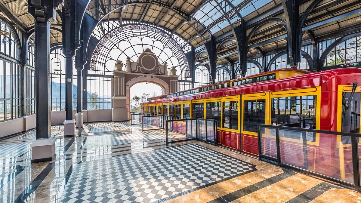 Ga Sa Pa (ga đi) với mái vòm, trần cao lộng lẫy như một cung điện. Ga Sa Pa (ga đi) với mái vòm, trần cao lộng lẫy như một cung điện.