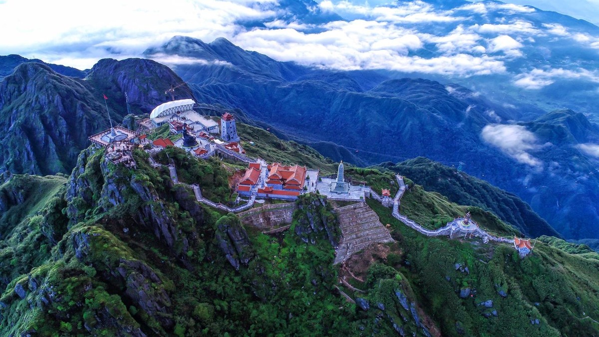 Toàn cảnh Quần thể tâm linh trên đỉnh Fansipan. Toàn cảnh Quần thể tâm linh trên đỉnh Fansipan.