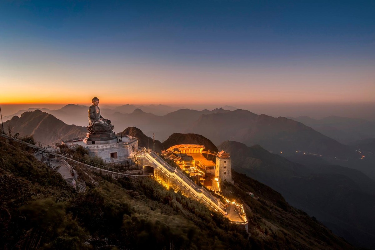 Đại tượng Phật ngự trên một đài sen có đường kính 12,3 m. Đại tượng Phật ngự trên một đài sen có đường kính 12,3 m.