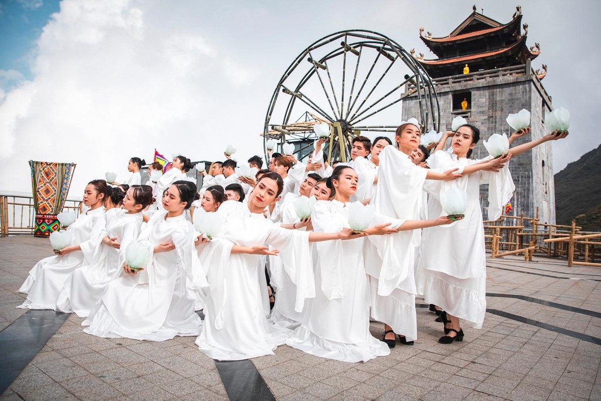 Show "Vũ điệu trên mây" phiên bản mới 2021 cầu kỳ hơn, hoành tráng hơn. Show "Vũ điệu trên mây" phiên bản mới 2021 cầu kỳ hơn, hoành tráng hơn.