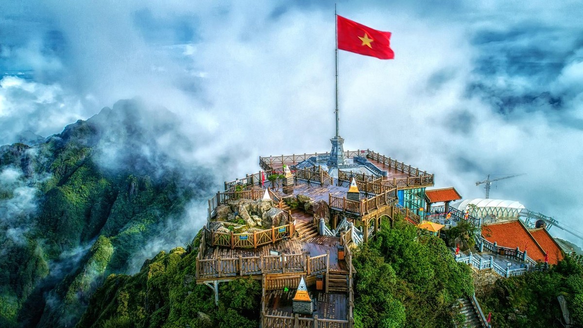 Cột cờ trên đỉnh Fansipan. Cột cờ trên đỉnh Fansipan.