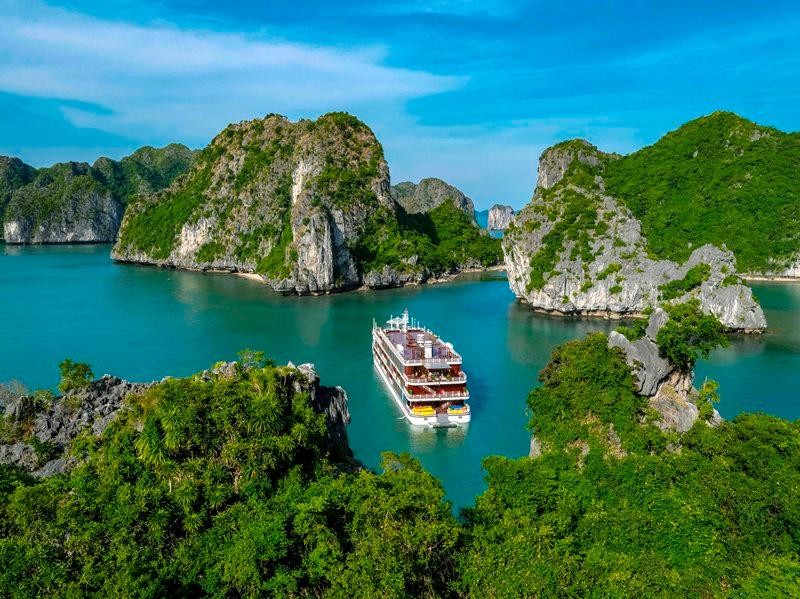 Huyện đảo Cát Hải may mắn được “mẹ thiên nhiên” ban tặng quần đảo Cát Bà với 366 hòn đảo lớn nhỏ và vườn Quốc gia Cát Bà với hệ sinh thái đa dạng. (Ảnh Heritage Bình Chuẩn) Huyện đảo Cát Hải may mắn được “mẹ thiên nhiên” ban tặng quần đảo Cát Bà với 366 hòn đảo lớn nhỏ và vườn Quốc gia Cát Bà với hệ sinh thái đa dạng. (Ảnh Heritage Bình Chuẩn)