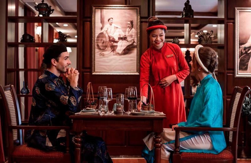 Du khách trải nghiệm mặc áo dài truyền thống và thưởng thức ẩm thực Việt Nam tại du thuyền Heritage Bình Chuẩn. (Ảnh Heritage Bình Chuẩn) Du khách trải nghiệm mặc áo dài truyền thống và thưởng thức ẩm thực Việt Nam tại du thuyền Heritage Bình Chuẩn. (Ảnh Heritage Bình Chuẩn)