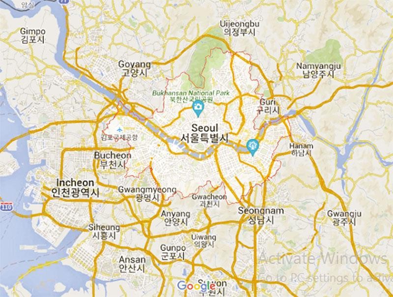 Tỉnh Gyeonggi là đơn vị hành chính lớn nhất của Hàn Quốc, có diện tích 10.200 km2, dân số 14 triệu người. Nó bao gồm 31 thành phố, các khu công nghiệp, làng nông nghiệp, làng nghề.