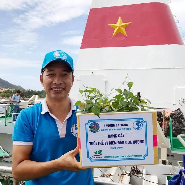Hàng năm, CLB &quot;Tuổi trẻ vì biển đảo quê hương&quot; đều thực hiện Chương trình “Trường Sa xanh”, tặng hàng nghìn cây xanh, hoa, hạt giống, đất trồng… cho các đảo. (Ảnh: Nhân vật cung cấp)