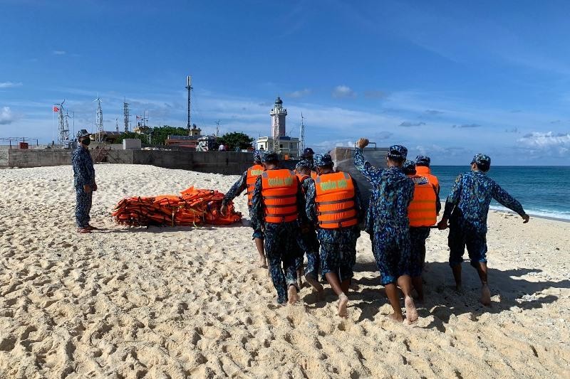 Gian nan vận chuyển máy lọc nước biển thành nước ngọt lên đảo An Bang. (Ảnh: Nhân vật cung cấp)