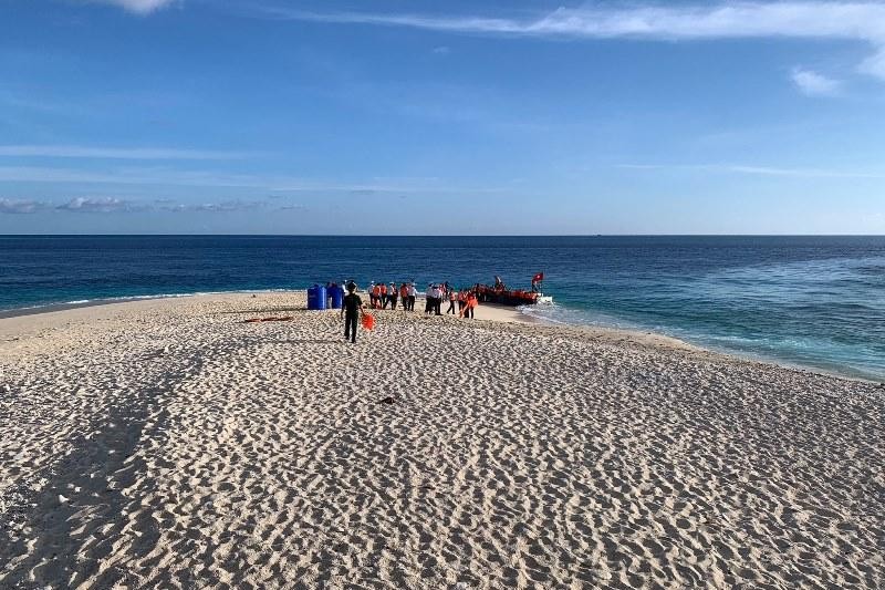 Cái nắng gắt gỏng, chát chúa ở đảo An Bang giờ đây sẽ được xoa dịu phần nào nhờ chiếc máy lọc nước biển thành nước ngọt.