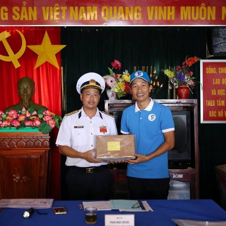 Danh nhân Trần Vũ Thành (bên trái) đã 9 lần đến với Trường Sa. Tháng 5 này, anh sẽ có lần thứ 10 chở những yêu thương đong đầy đến với quần đảo tiền tiêu của Tổ quốc. (Ảnh: Nhân vật cung cấp)