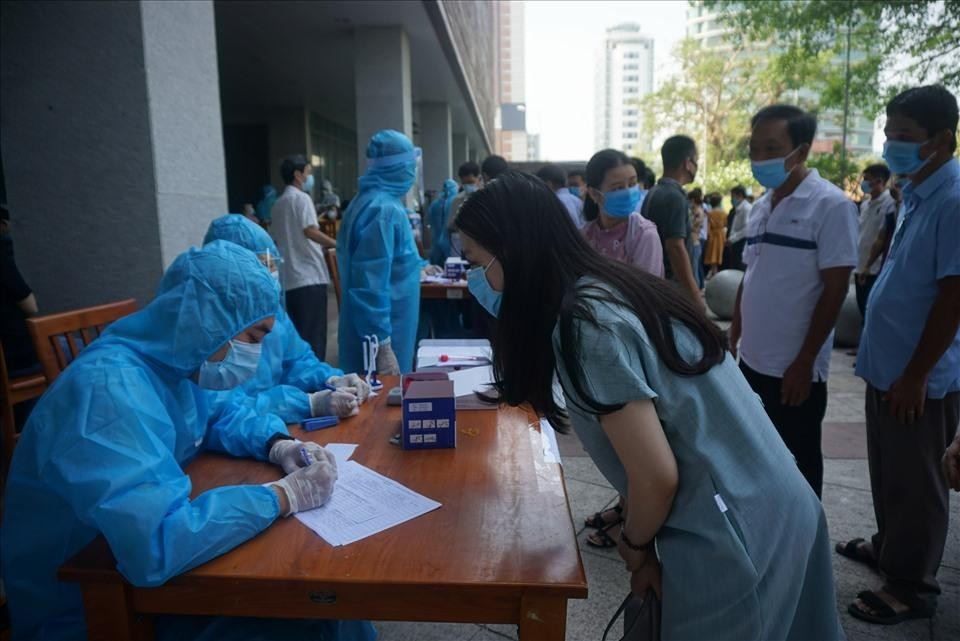 Dự kiến, việc lấy mẫu 1.400 người sẽ hoàn thành trong ngày hôm nay. Dự kiến, việc lấy mẫu 1.400 người sẽ hoàn thành trong ngày hôm nay.