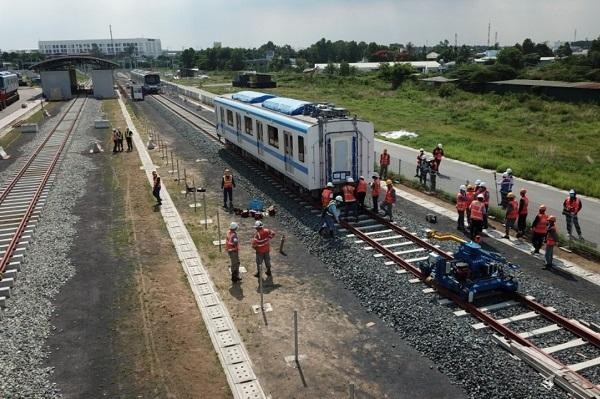 Toa tàu đầu tiên lăn bán trên đường ray Toa tàu đầu tiên lăn bán trên đường ray