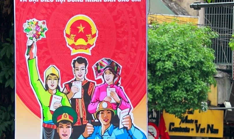 Cùng với đó là các phương tiện tuyên truyền trực quan như pano, băng rôn, áp phích, cờ các loại… tạo niềm hân hoan, mong đợi một nhiệm kỳ mới với nhiều đổi mới, phát triển và thành công.