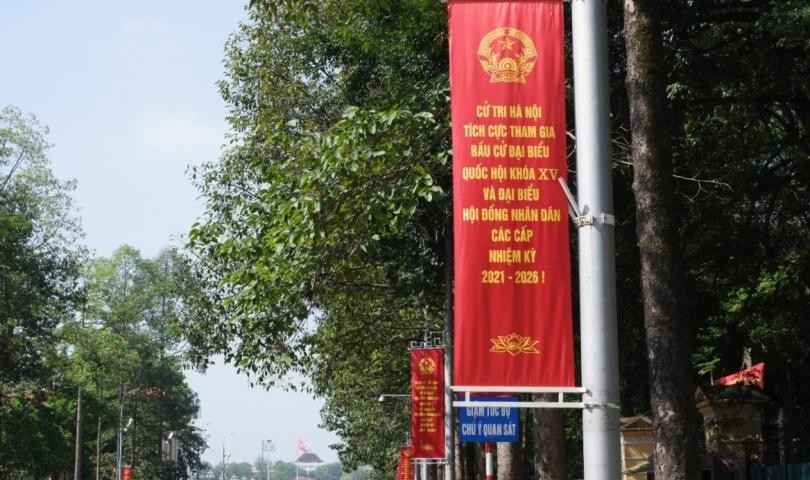 Thời điểm này, thành phố Hà Nội đang trang trí các cụm pa nô cố định; cụm pa nô 2 mặt, 3 mặt, 4 mặt tại dải phân cách và các tuyến đường trung tâm; trang trí pa nô tại trụ sở các cơ quan: Thành ủy, HĐND, UBND thành phố và các trụ sở có liên quan... chào mừng ngày Bầu cử Đại biểu Quốc hội khóa XV.