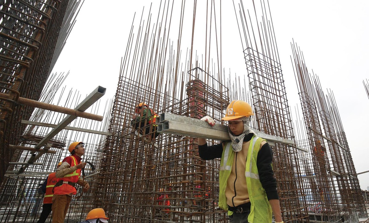 … khi giá sắt thép và các vật liệu xây dựng khác đã tăng vài chục phần trăm những tháng qua. Ảnh: Dũng Minh … khi giá sắt thép và các vật liệu xây dựng khác đã tăng vài chục phần trăm những tháng qua. Ảnh: Dũng Minh