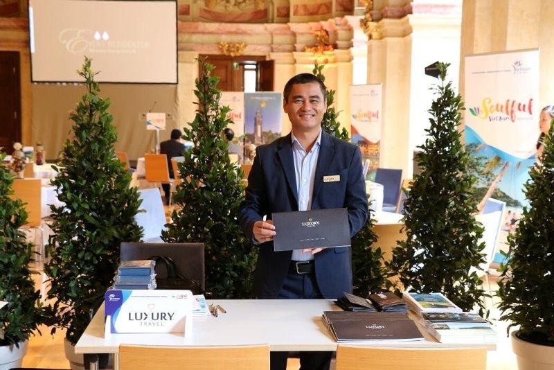 Doanh nhân Phạm Hà làm hướng dẫn viên từ năm 1994, trải qua nhiều vị trí trong công ty du lịch, năm 2004, ông sáng lập Công ty lữ hành Luxury Travel, tiền thân của Lux Group. Doanh nhân Phạm Hà làm hướng dẫn viên từ năm 1994, trải qua nhiều vị trí trong công ty du lịch, năm 2004, ông sáng lập Công ty lữ hành Luxury Travel, tiền thân của Lux Group.