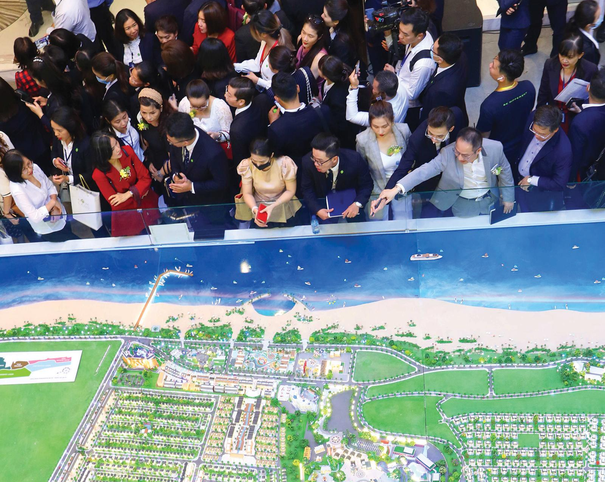 Các đợt bán hàng tập trung chưa biết bao giờ mới được nối lại. Ảnh: Lê Toàn