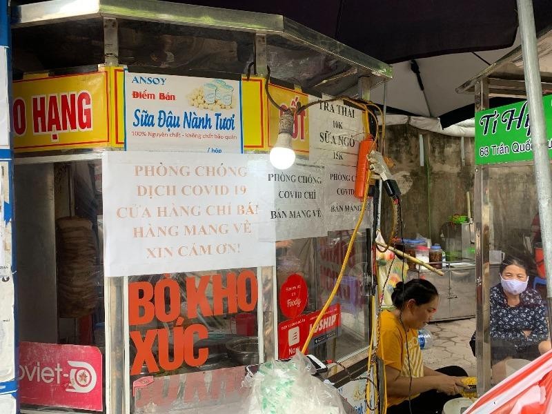 Một chủ kinh doanh không đeo khẩu trang. (Ảnh: Phương Linh) Một chủ kinh doanh không đeo khẩu trang. (Ảnh: Phương Linh)