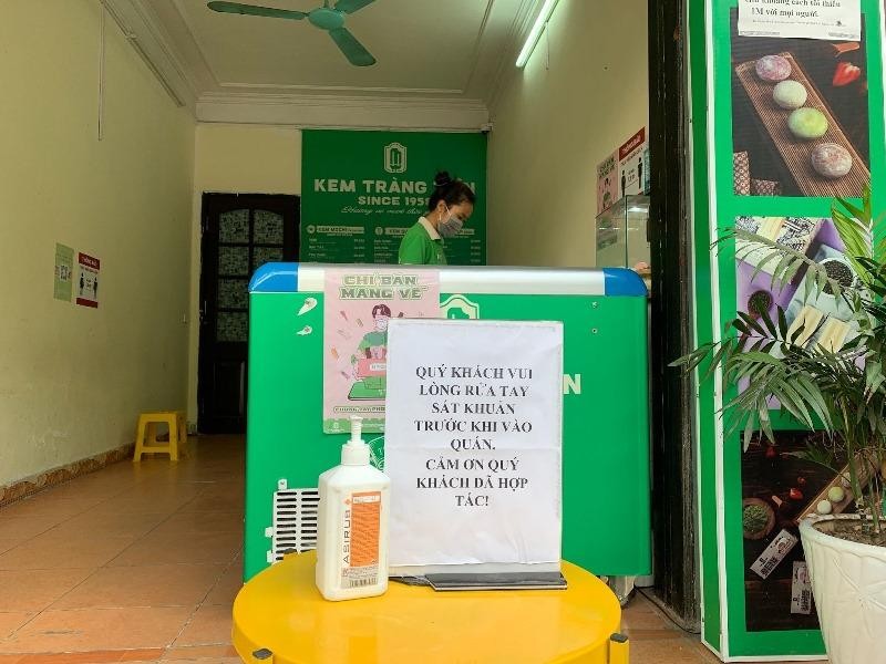 Mặc dù chỉ phục vụ bán mang về nhưng cửa hàng vẫn rất cẩn thận. (Ảnh: Phương Linh) Mặc dù chỉ phục vụ bán mang về nhưng cửa hàng vẫn rất cẩn thận. (Ảnh: Phương Linh)