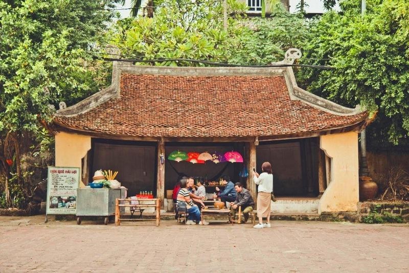 Quán nước trước đình làng Mông Phụ - nơi dừng chân của các du khách. (Ảnh: Phương Linh)