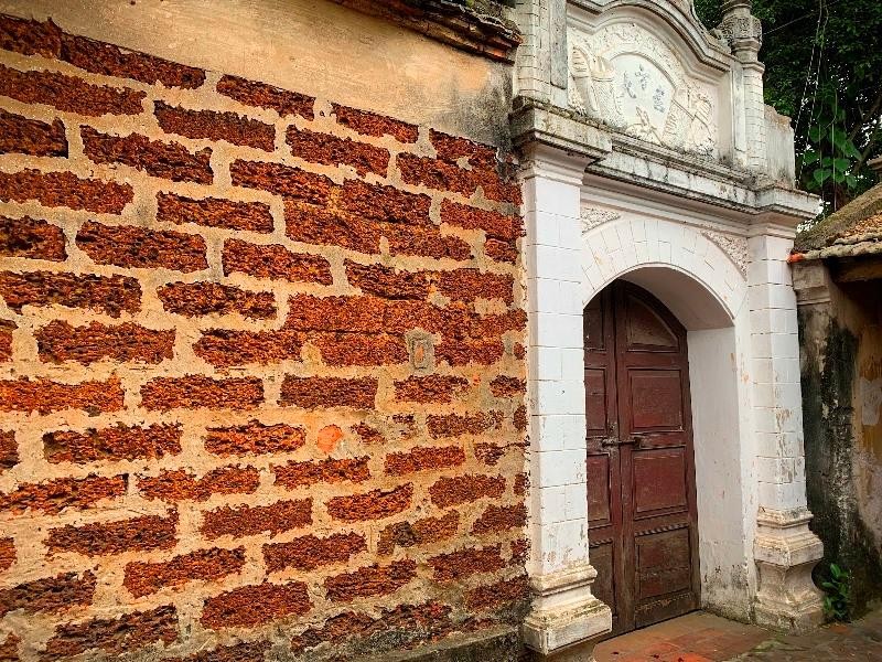 Những bức tường đá ong có màu vàng sậm. (Ảnh: Phương Linh)