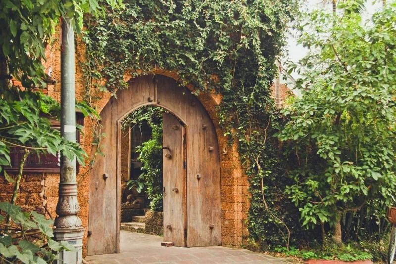 Nhà cổ được làm bằng đá ong cổ kính, rêu phong. (Ảnh: Phương Linh)