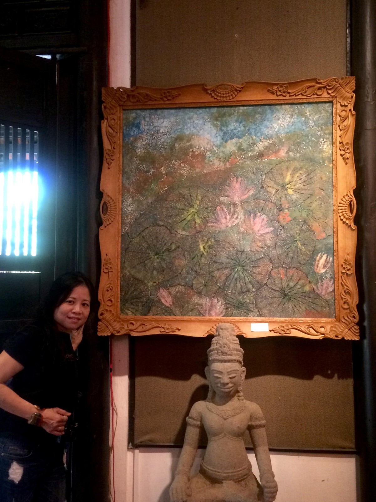 Chị Nghiêm Thúy Hà trong chuyến đi khảo sát Cầu Vàng, Đà Nẵng khi vừa khánh thành.