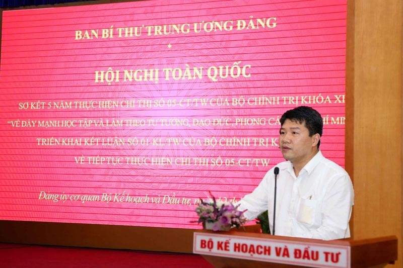 Ông Mai Ngọc Bích, Vụ trưởng Vụ Tổ chức cán bộ Phó Bí thư Thường trực Đảng ủy phát biểu tại điểm cầu Bộ Kế hoạch và Đầu tư (Ảnh: Minh Trang) Ông Mai Ngọc Bích, Vụ trưởng Vụ Tổ chức cán bộ Phó Bí thư Thường trực Đảng ủy phát biểu tại điểm cầu Bộ Kế hoạch và Đầu tư (Ảnh: Minh Trang)