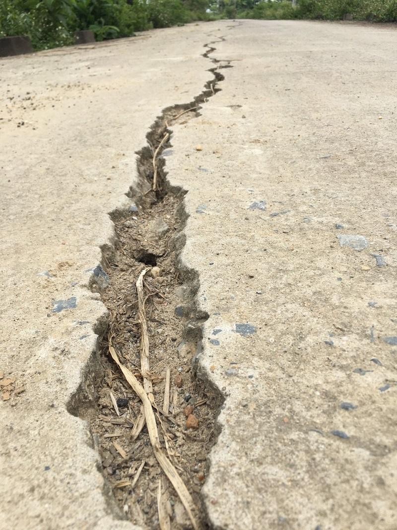 Nhiều đoạn nứt toác với chiều rộng khe nứt hơn 10 cm