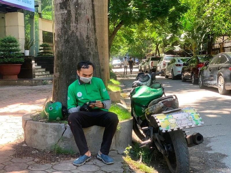 Giây phút nghỉ ngơi hiếm hoi của anh Phạm Thế Hùng. (Ảnh: Phương Linh) Giây phút nghỉ ngơi hiếm hoi của anh Phạm Thế Hùng. (Ảnh: Phương Linh)