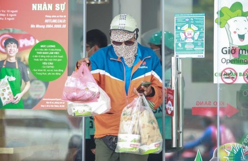 Dưới cái nắng cháy da cháy thịt, shipper vẫn miệt mài làm việc. Họ thường bịt kín mặt, chụp thêm khăn, mũ để chống nắng nóng (Ảnh: Phương Linh) Dưới cái nắng cháy da cháy thịt, shipper vẫn miệt mài làm việc. Họ thường bịt kín mặt, chụp thêm khăn, mũ để chống nắng nóng (Ảnh: Phương Linh)