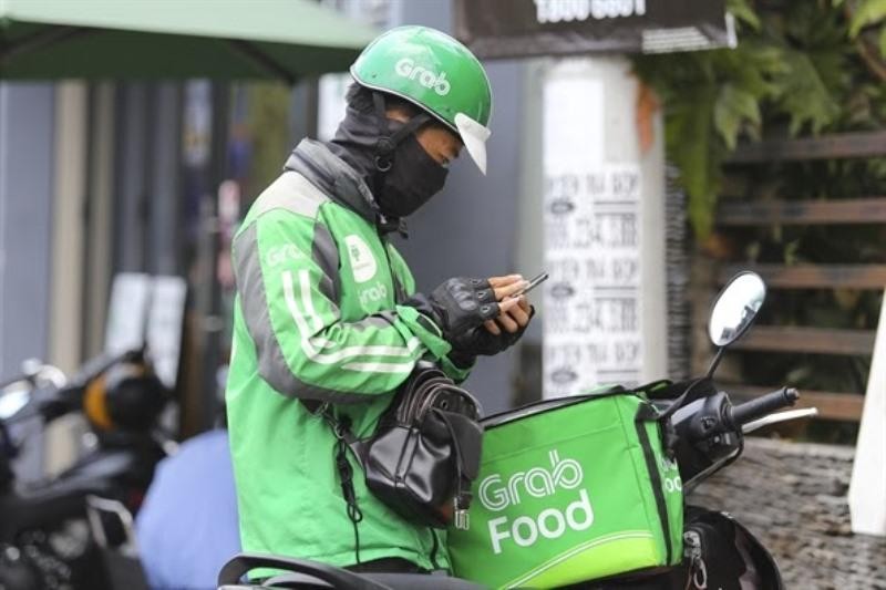 Thời tiết khắc nghiệt nên các shipper phải có đồ chống nắng cẩn thận. (Ảnh: Phương Linh) Thời tiết khắc nghiệt nên các shipper phải có đồ chống nắng cẩn thận. (Ảnh: Phương Linh)