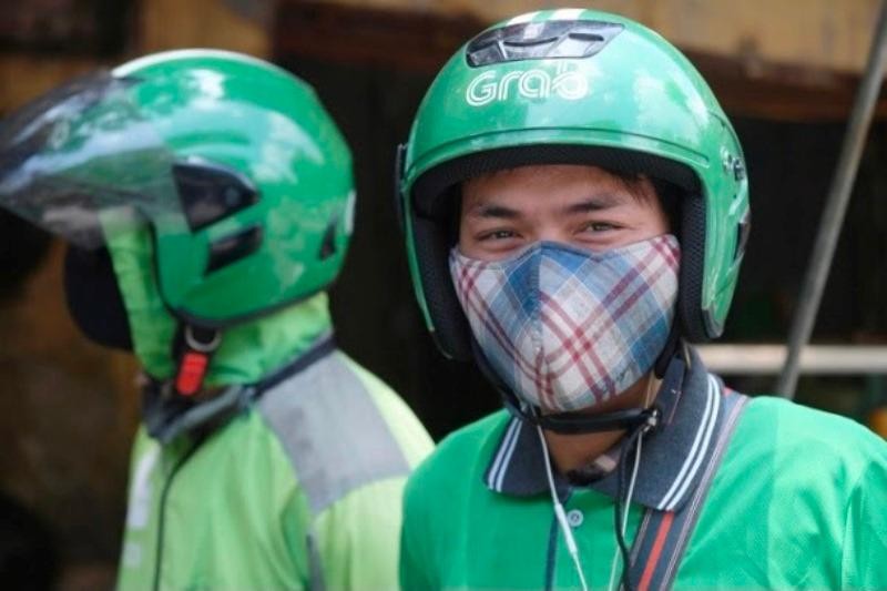 Nghề shipper dù vất vả nhưng ánh mắt của họ vẫn toát lên sự vui vẻ, hạnh phúc. (Ảnh: Phương Linh) Nghề shipper dù vất vả nhưng ánh mắt của họ vẫn toát lên sự vui vẻ, hạnh phúc. (Ảnh: Phương Linh)