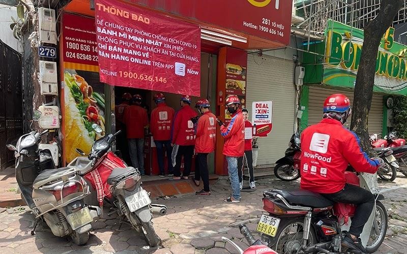 Shipper xếp hàng chờ lấy đơn hàng giao cho khách. (Ảnh: Phương Linh) Shipper xếp hàng chờ lấy đơn hàng giao cho khách. (Ảnh: Phương Linh)