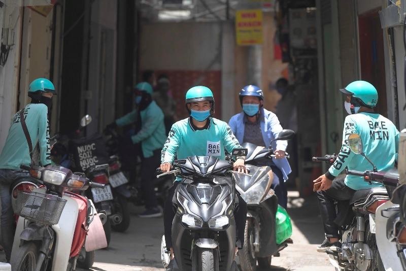 Do dịch Covid và yêu cầu đóng cửa hàng quán, chỉ được bán mang về nên đơn hàng online tăng mạnh, shipper làm không hết việc. (Ảnh: Phương Linh) Do dịch Covid và yêu cầu đóng cửa hàng quán, chỉ được bán mang về nên đơn hàng online tăng mạnh, shipper làm không hết việc. (Ảnh: Phương Linh)