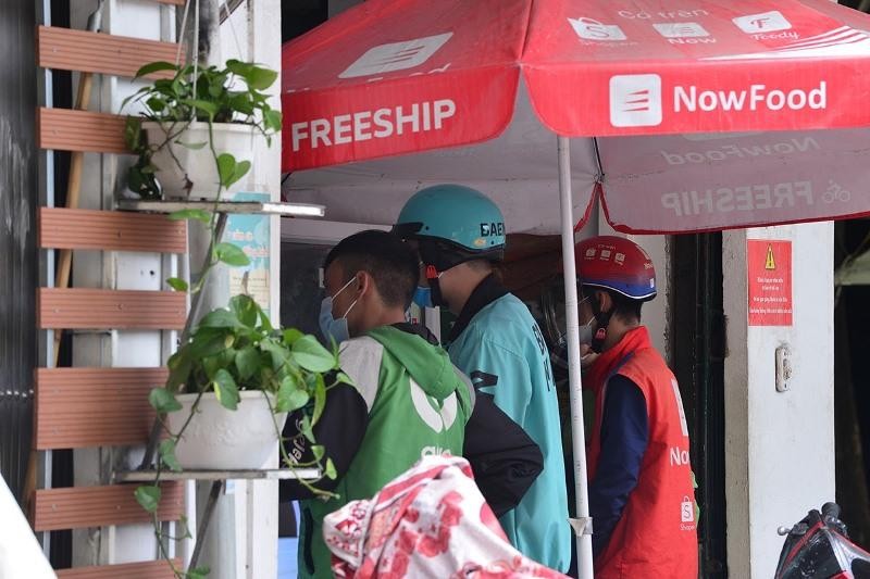 Shipper của nhiều hãng khác nhau cùng đến lấy đồ ăn tại quán. (Ảnh: Phương Linh) Shipper của nhiều hãng khác nhau cùng đến lấy đồ ăn tại quán. (Ảnh: Phương Linh)