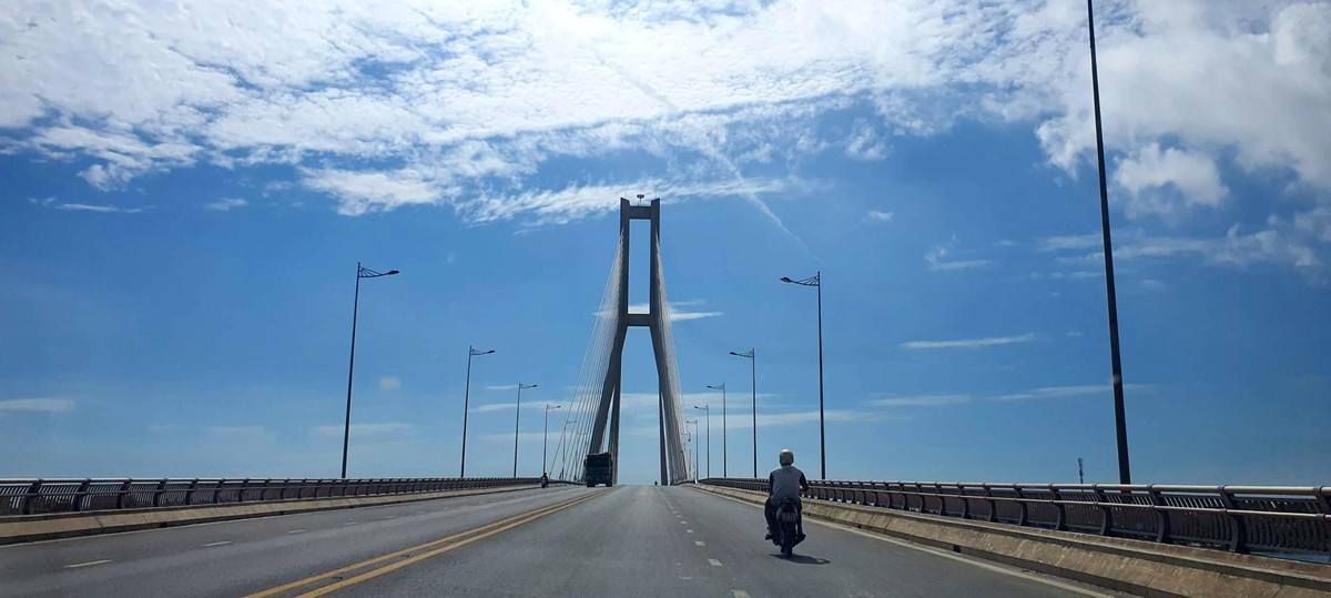 Cầu Nhật Lệ 2 bắc qua sông Nhật Lệ tại TP. Đồng Hới, Quảng Bình. Cầu Nhật Lệ 2 bắc qua sông Nhật Lệ tại TP. Đồng Hới, Quảng Bình.