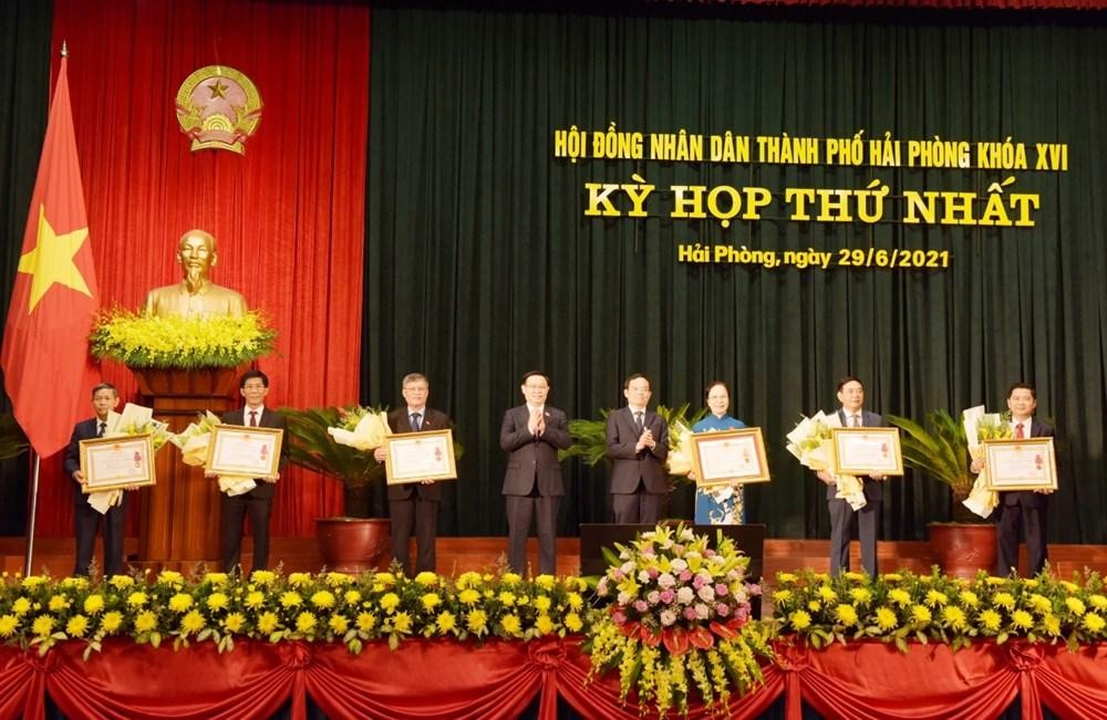 Chủ tịch Quốc hội Vương Đình Huệ và ông Trần Lưu Quang, Bí thư Thành ủy Hải Phòng trao tặng khen thưởng tại phiên họp sáng nay (29/6).