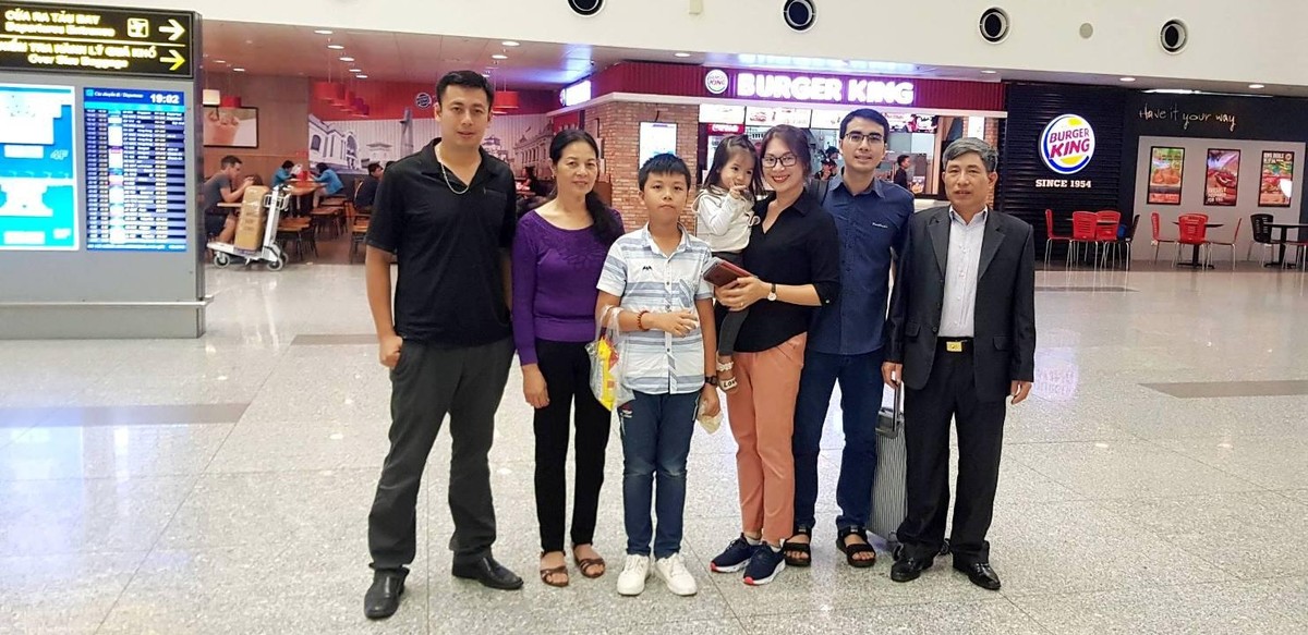 Gia đình tiễn Thiếu tá Nguyễn Thị Minh Phương lên đường làm nhiệm vụ gìn giữ hòa bình Liên hợp quốc tại Nam Sudan. Gia đình tiễn Thiếu tá Nguyễn Thị Minh Phương lên đường làm nhiệm vụ gìn giữ hòa bình Liên hợp quốc tại Nam Sudan.