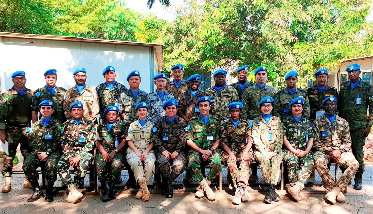 Trung tá Nguyễn Thị Minh Phương và các đồng nghiệp quốc tế. Trung tá Nguyễn Thị Minh Phương và các đồng nghiệp quốc tế.
