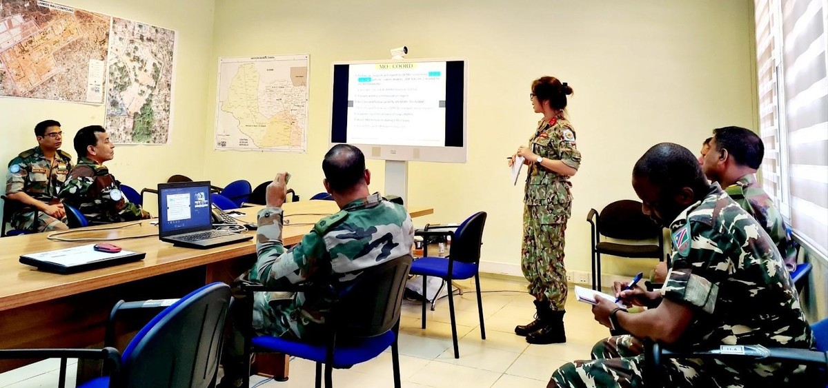 Trên cương vị là Quan sát viên quân sự, “tai, mắt của Phái bộ”, Trung tá Nguyễn Thị Minh Phương phải đánh giá việc thực thi thỏa thuận ngừng bắn giữ các phe nhóm và báo cáo về Sở Chỉ huy theo quy định, làm cơ sở để các cơ quan chuyên môn của Phái bộ phân tích, tổng hợp, đề xuất các quyết sách phù hợp và triển khai kế hoạch hành động tiếp theo… Trên cương vị là Quan sát viên quân sự, “tai, mắt của Phái bộ”, Trung tá Nguyễn Thị Minh Phương phải đánh giá việc thực thi thỏa thuận ngừng bắn giữ các phe nhóm và báo cáo về Sở Chỉ huy theo quy định, làm cơ sở để các cơ quan chuyên môn của Phái bộ phân tích, tổng hợp, đề xuất các quyết sách phù hợp và triển khai kế hoạch hành động tiếp theo…