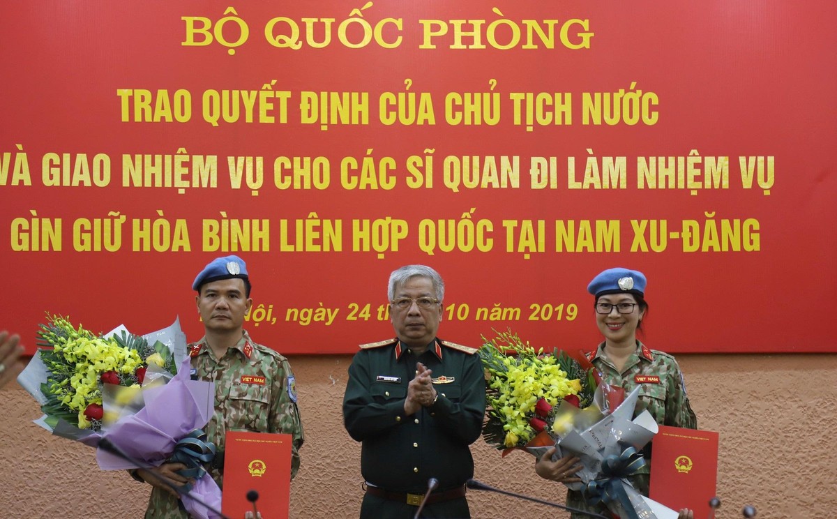 Thượng tướng Nguyễn Chí Vịnh, Thứ trưởng Bộ Quốc phòng trao quyết định lên đường làm Quan sát viên quân sự tại Phái bộ Nam Sudan cho Thượng tá Lê Ngọc Sơn và Thiếu tá Nguyễn Thị Minh Phương, ngày 24/10/2020. Thượng tướng Nguyễn Chí Vịnh, Thứ trưởng Bộ Quốc phòng trao quyết định lên đường làm Quan sát viên quân sự tại Phái bộ Nam Sudan cho Thượng tá Lê Ngọc Sơn và Thiếu tá Nguyễn Thị Minh Phương, ngày 24/10/2020.