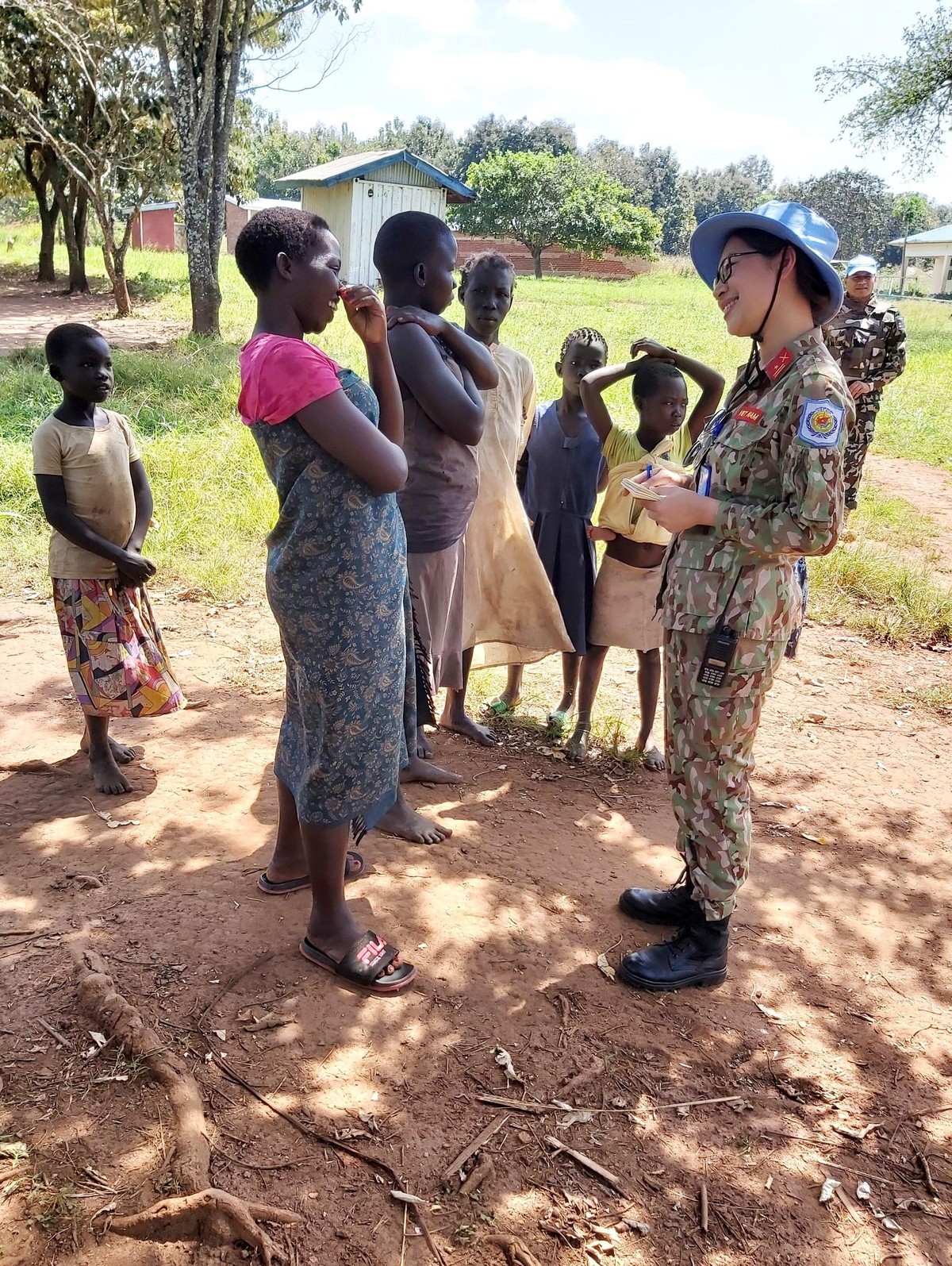 Sự hiền hậu, dịu dàng, tình yêu thương vô bờ bến của những nữ chiến sĩ mũ nồi xanh Việt Nam chẳng khác nào những “cô Tấm” hiện ra giữ mảnh đất cằn khô khắc nghiệt Nam Sudan. Sự hiền hậu, dịu dàng, tình yêu thương vô bờ bến của những nữ chiến sĩ mũ nồi xanh Việt Nam chẳng khác nào những “cô Tấm” hiện ra giữ mảnh đất cằn khô khắc nghiệt Nam Sudan.