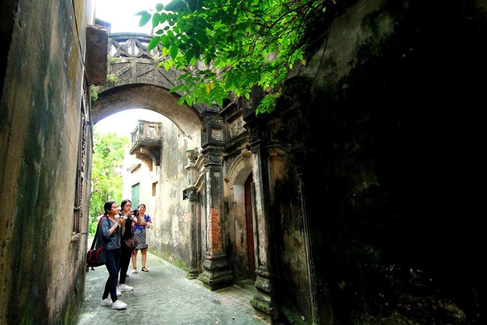 Có những căn biệt thự lối ngõ thênh thang lát đá tảng xanh, hai tòa nhà ở hai bên nối với nhau bằng cầu bê tông uốn lượn, cổng được trang trí sơn thủy hữu tình, mang dáng dấp của một doanh nhân thời trước.