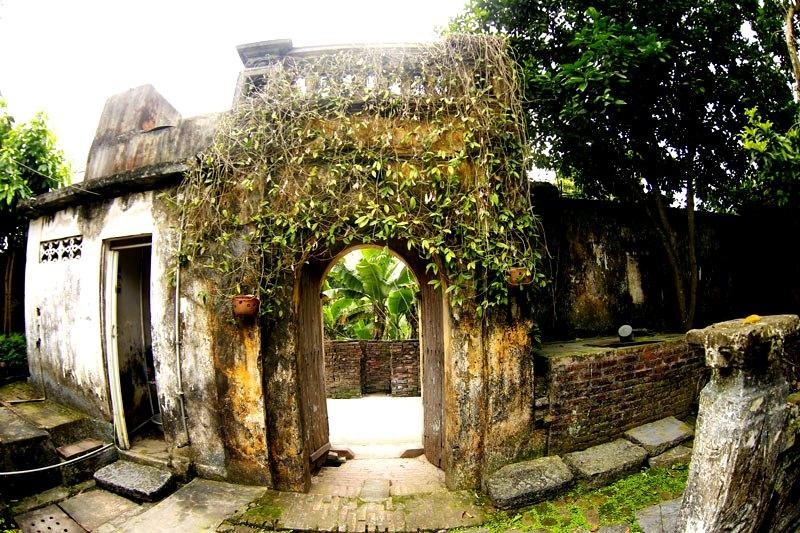 Theo thống kê của thôn Cựu, cả làng Cựu bây giờ còn khoảng 50 ngôi biệt thự cổ. Số còn lại hoặc đã chỉnh trang thành nhà ở hiện đại hoặc bỏ không như nhà hoang.