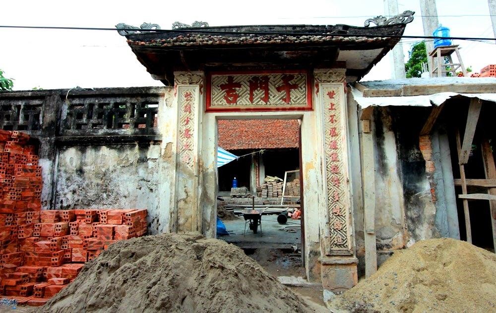 Những năm 2000, có đến gần chục ngôi biệt thự cổ còn đẹp và chắc chắn đã bị đập đi xây nhà hiện đại. Và hiện nay trong làng cũng có gần chục ngôi nhà khác bị bỏ hoang mặc cho nắng mưa bào mòn, hủy hoại. Họ không dám ở vì sợ sập.