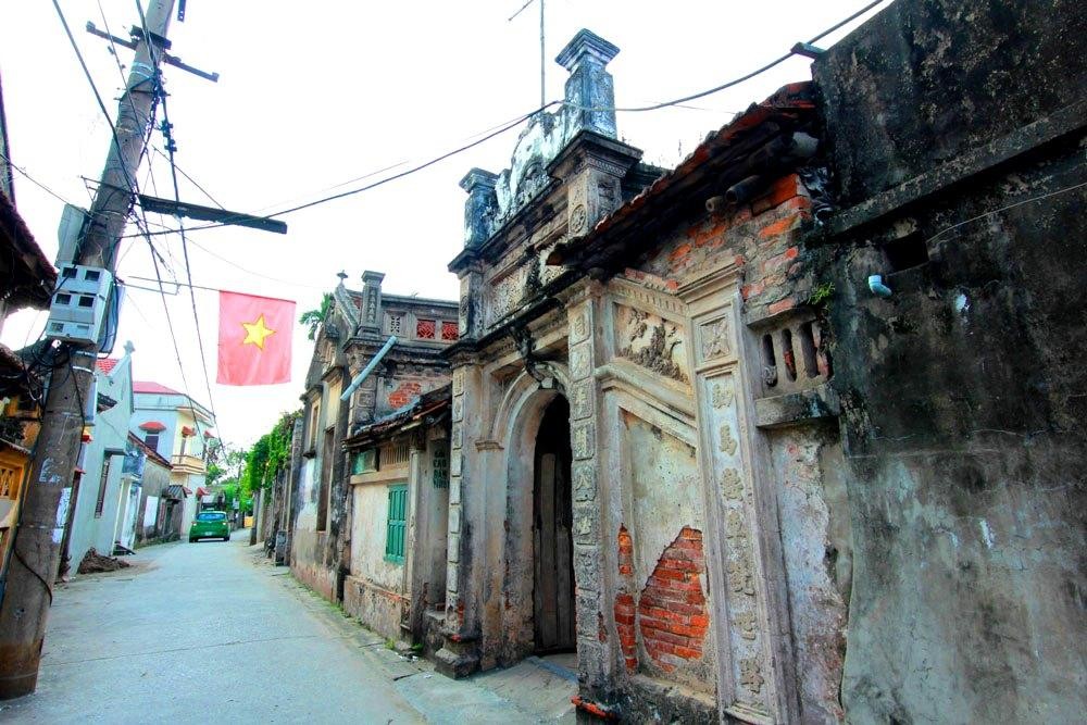 Chủ nhân của những công trình này đa số là chủ cửa hàng may mặc nổi tiếng sinh sống ở trung tâm Hà Nội với các cái tên đều có gắn chữ “Phú” và “Phúc” tập trung ở phố Hàng Trống, Hàng Ngang, Hàng Đào, như nhà may: Phú Cường, Phú Hải, Phú Lưỡng và Phúc Tú, Phúc Hưng, Phúc Thành…