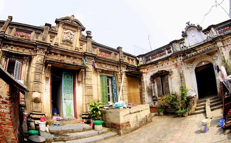 Sở dĩ làng Cựu có cổng và những ngôi nhà biệt thự kia vì những năm 1920, người dân đói khổ bỏ làng lên Hà Nội làm thuê rồi phát đạt với nghề may áo com-lê và váy đầm cho Tây. Có tiền, họ mới mời thợ về xây cổng làng và những ngôi biệt thự tinh tế như vậy.