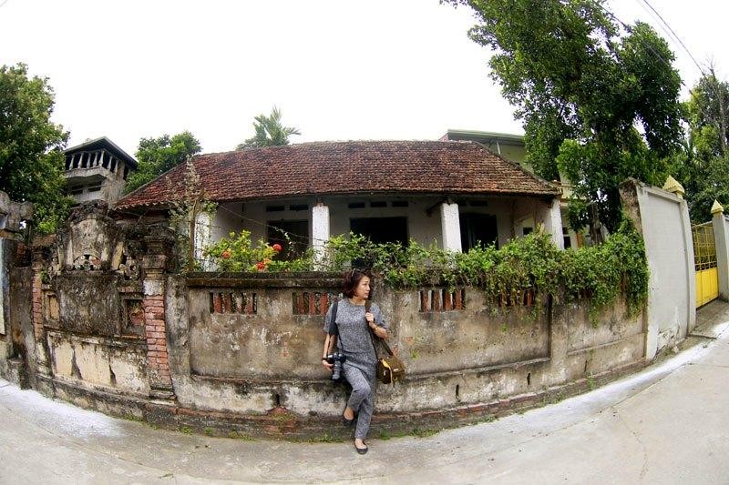 Ở làng Cựu, những ngôi nhà hiện đại gần như không có, những ngôi nhà cấp bốn kiểu mẫu thời bao cấp cũng khó tìm thấy.