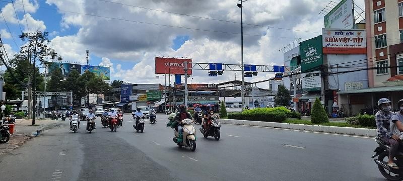Nút giao giữa đường Mậu Thân- đường 3 tháng 2, quận Ninh Kiều thường bị ùn tắt giao thông vào giờ cao điểm Nút giao giữa đường Mậu Thân- đường 3 tháng 2, quận Ninh Kiều thường bị ùn tắt giao thông vào giờ cao điểm
