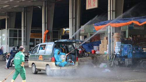 Đoàn Binh chủng hóa học phun tiêu độc khử trùng toàn Chợ đầu mối Bình Điền. Đoàn Binh chủng hóa học phun tiêu độc khử trùng toàn Chợ đầu mối Bình Điền.