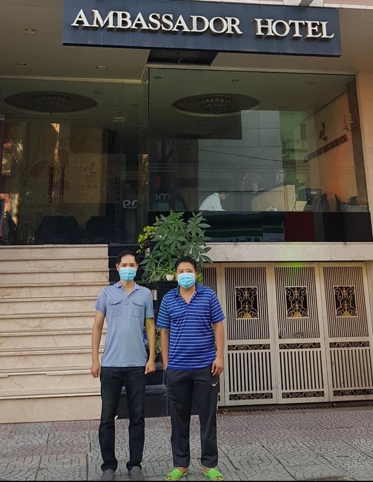 Ông Nguyễn Tuấn Khởi (bên phải) và ông Đinh Huy trước khách sạn Ambassador (Nguồn: NVCC). Ông Nguyễn Tuấn Khởi (bên phải) và ông Đinh Huy trước khách sạn Ambassador (Nguồn: NVCC).